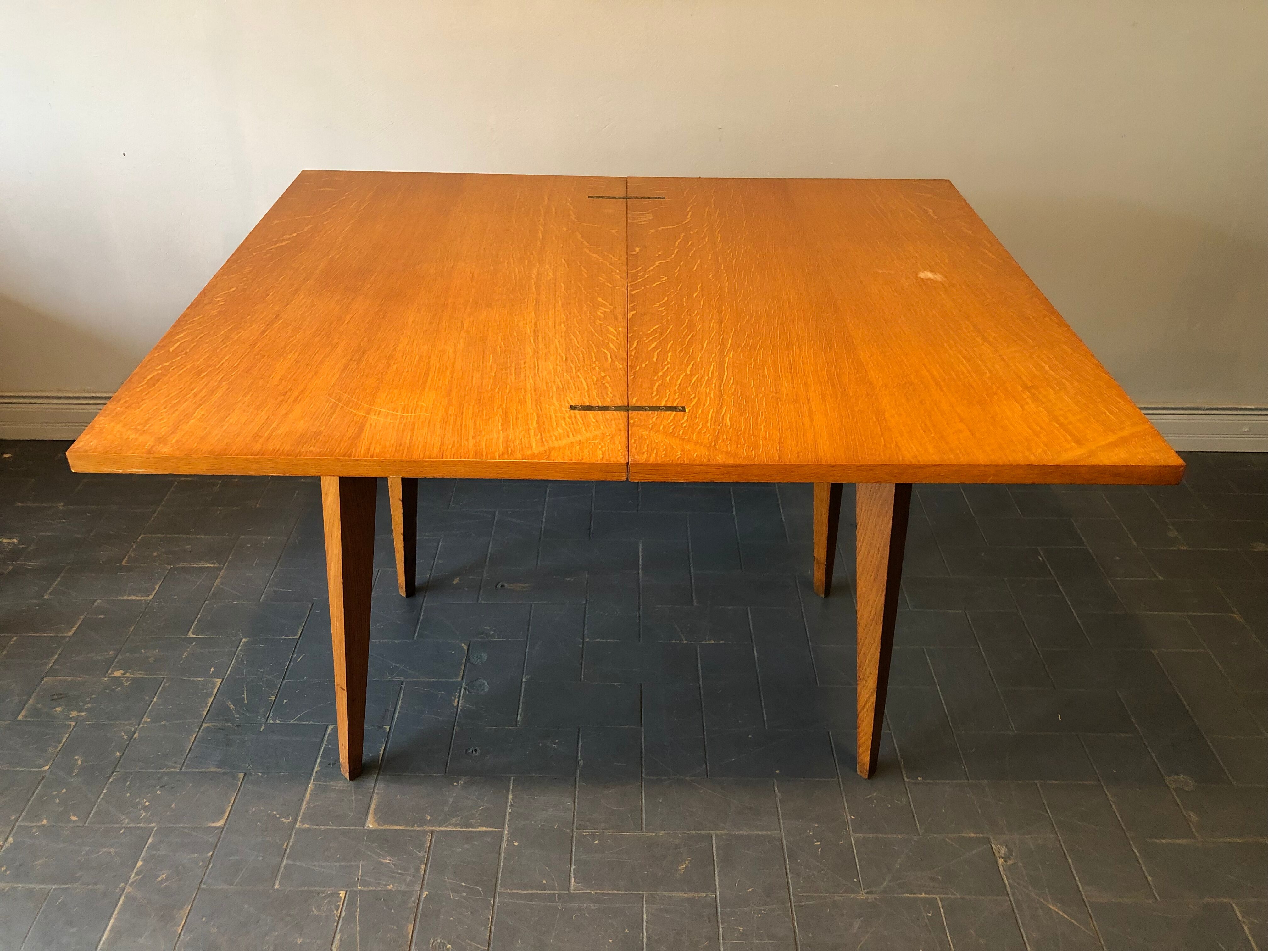 Wallet game table