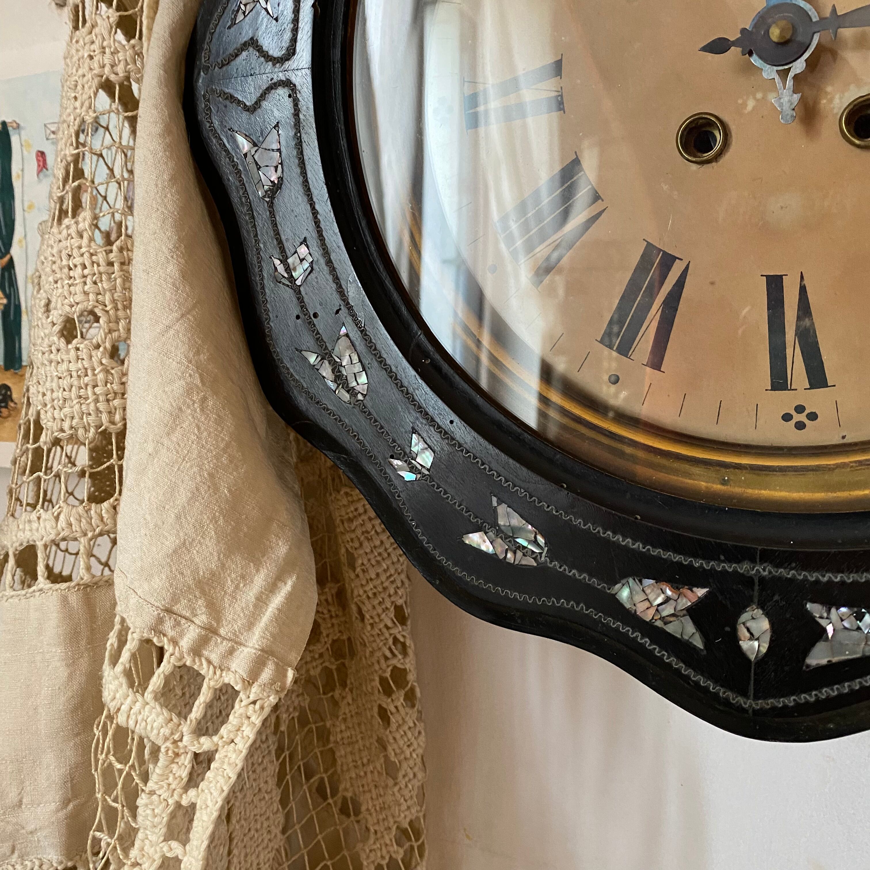 Horloge ancienne œil de bœuf bois et nacre