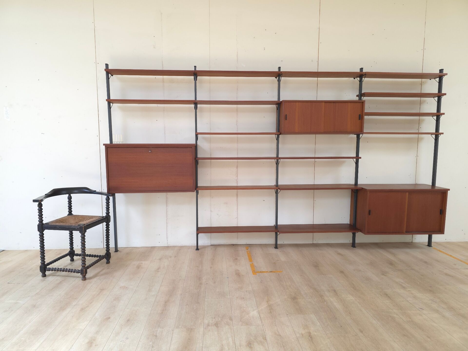 Système mural Olof Pira avec bureau, étagères et placards pour Plan Mobel