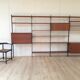 Système mural Olof Pira avec bureau, étagères et placards pour Plan Mobel