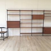 Système mural Olof Pira avec bureau, étagères et placards pour Plan Mobel