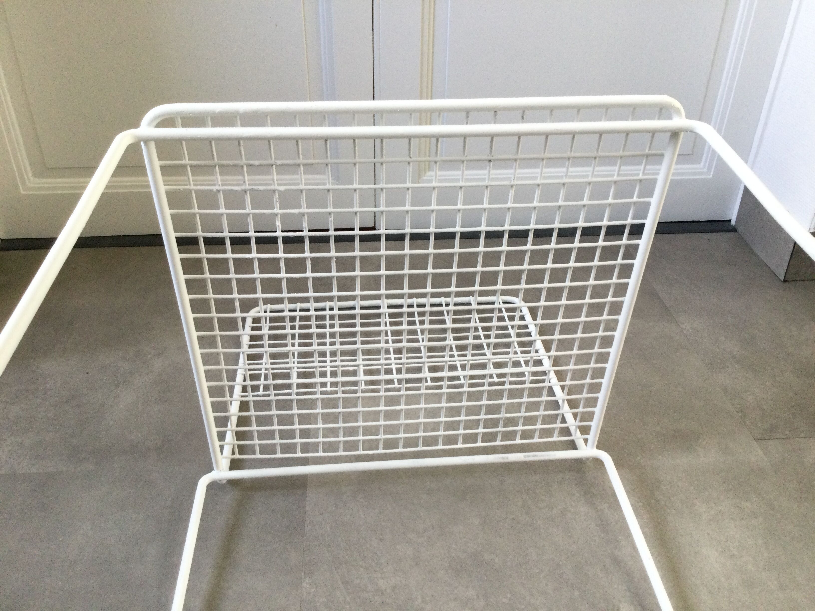 Chaise métal grillagée