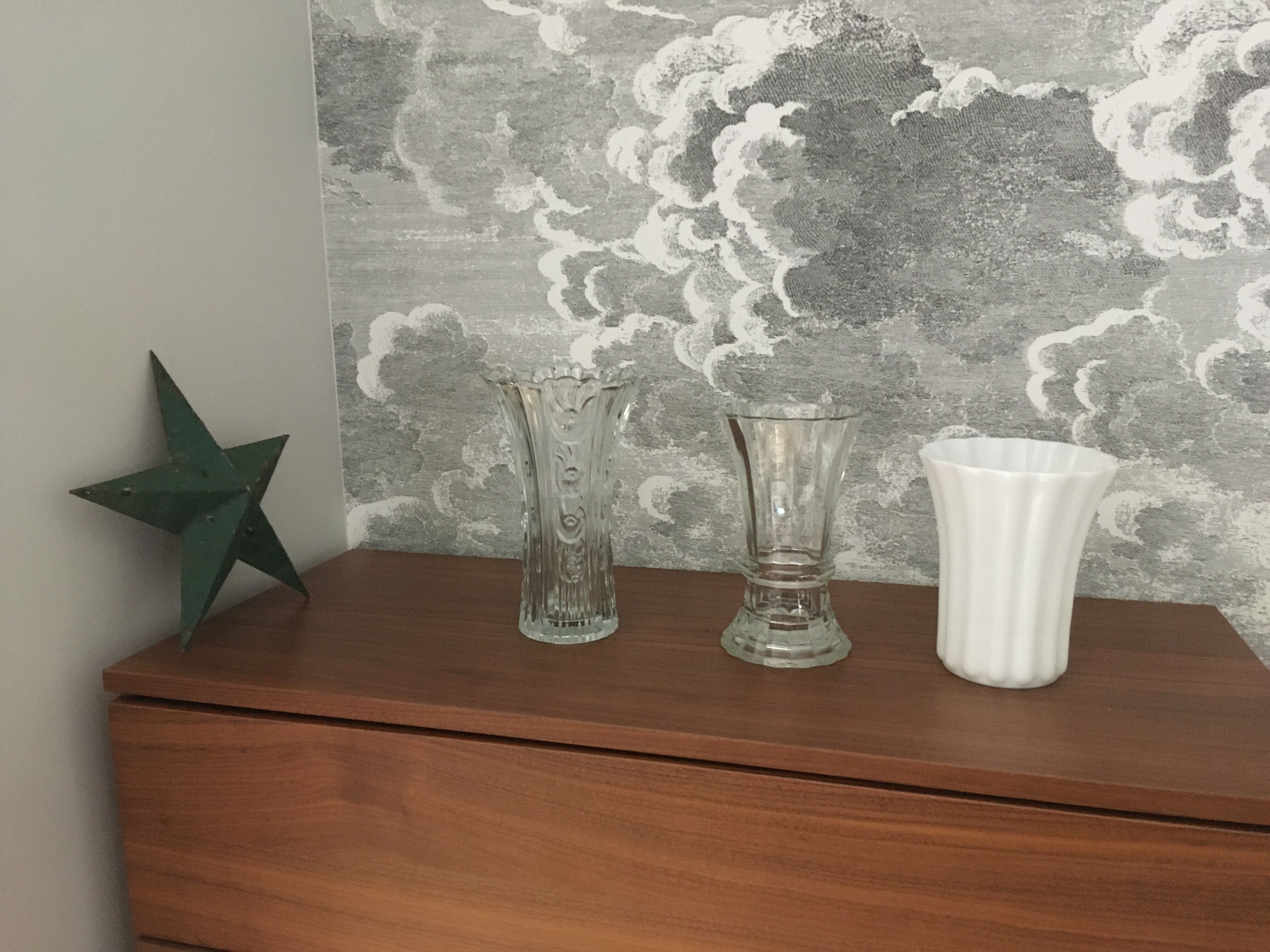 Art deco vase in white opaline