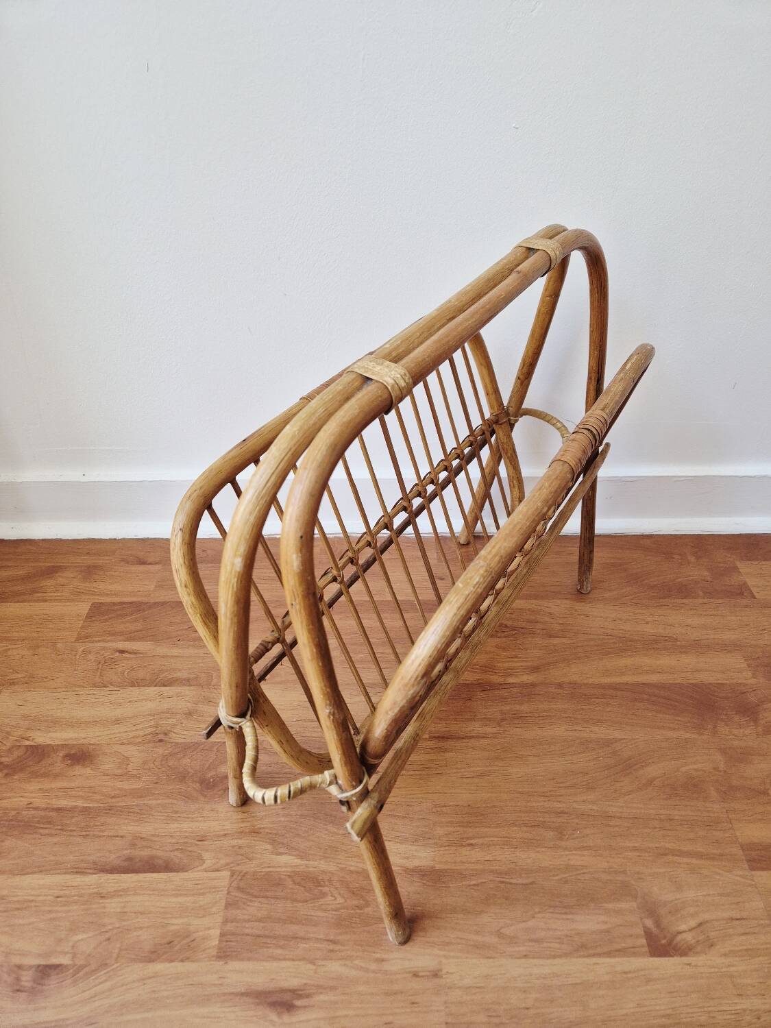 Foldable rattan magazine rack - Vintage