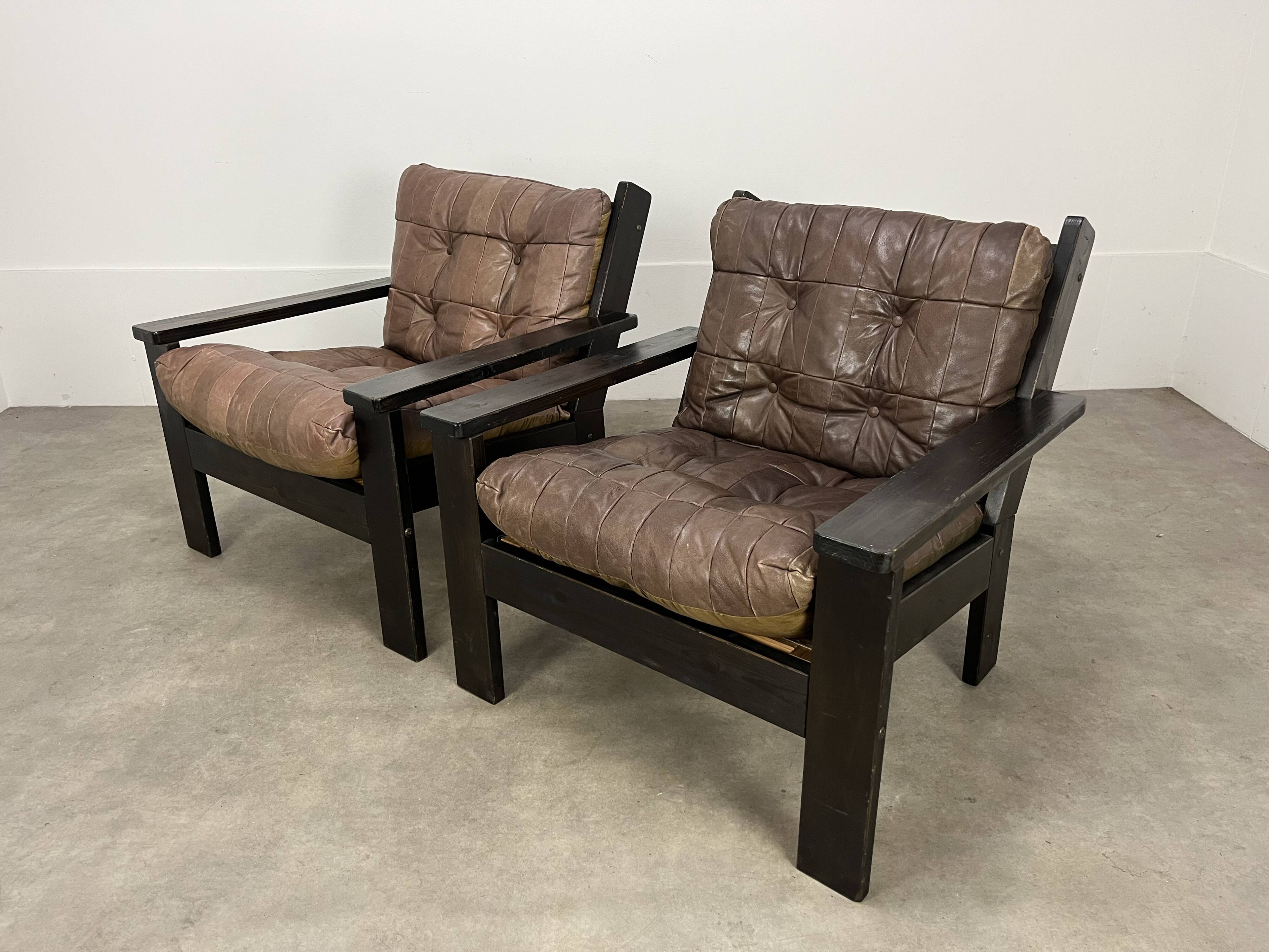 Living room sofa and brutalist armchairs in leather and wood, 70s, chalet style