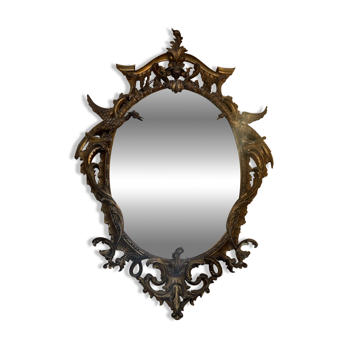 Grand miroir en bois doré, richement sculpté de dragons ailés, époque XIXe siècle