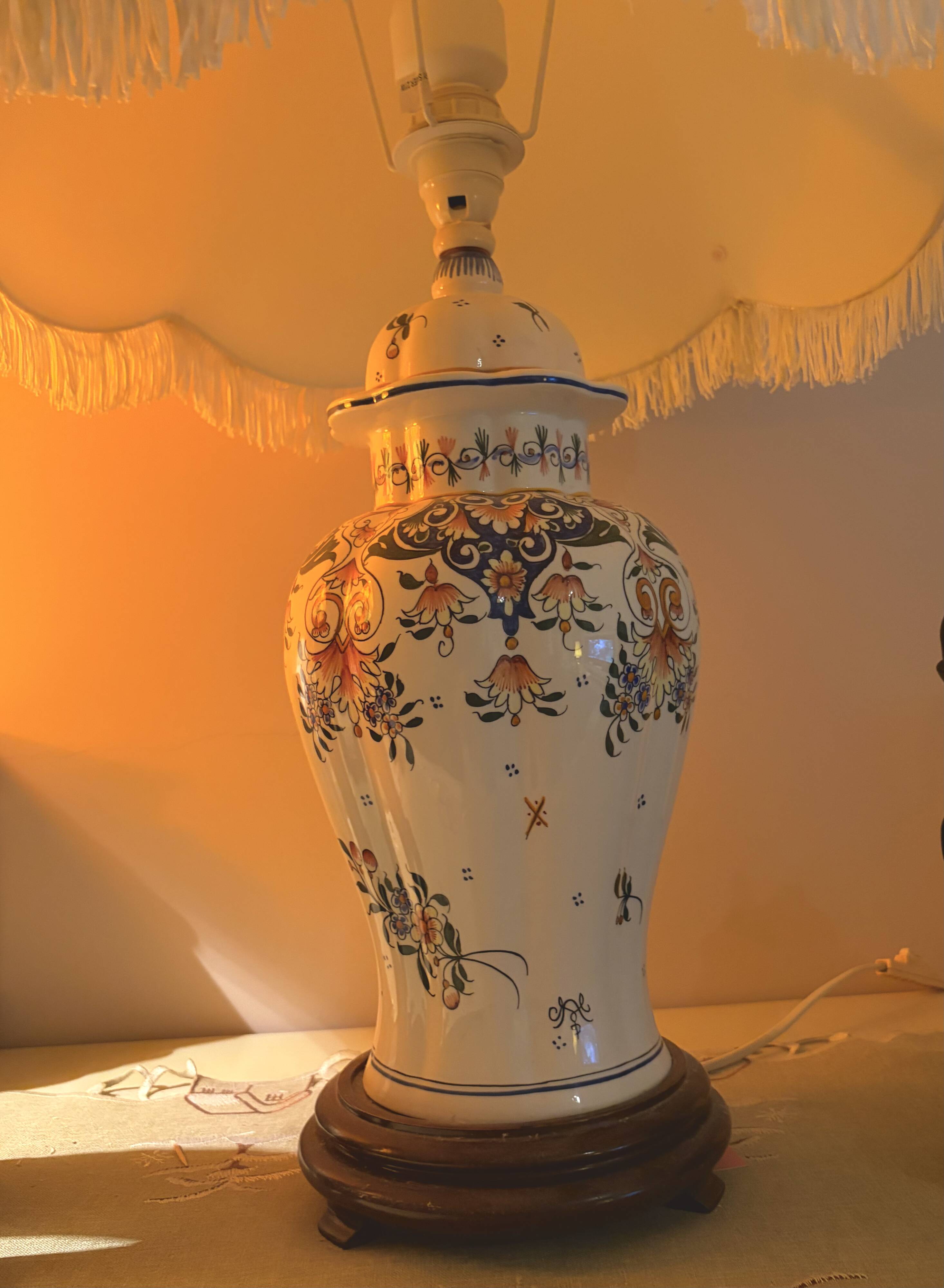 Very large ceramic lamp from Gien with a beautiful lampshade.