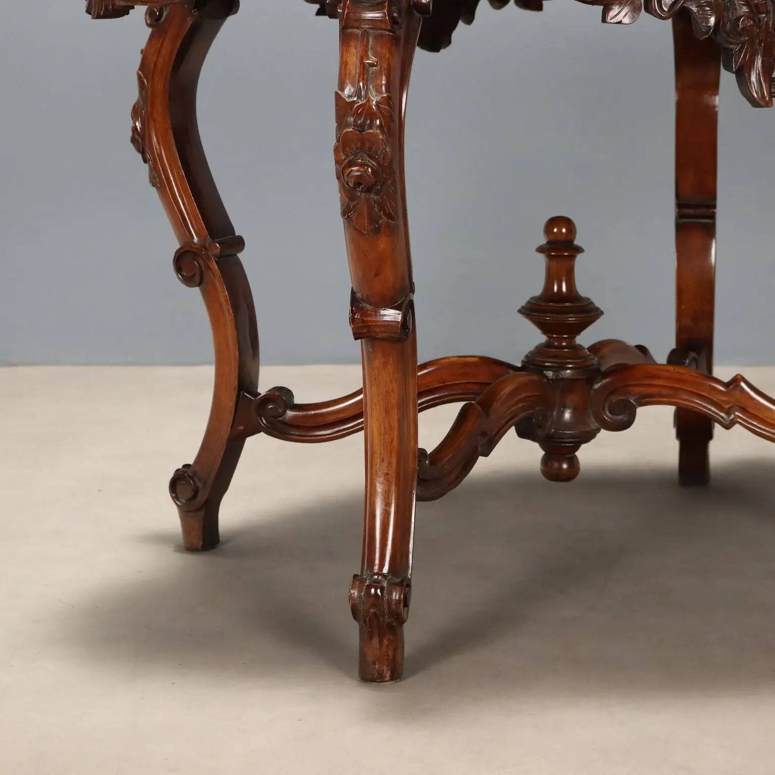 Small antique Louis-Philippe table in walnut, Italy, 19th century.