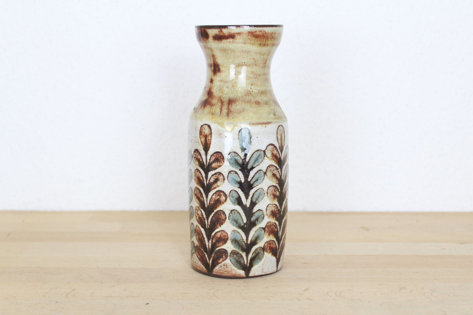 Malarmey ceramic vase in Vallauris, leaf motifs