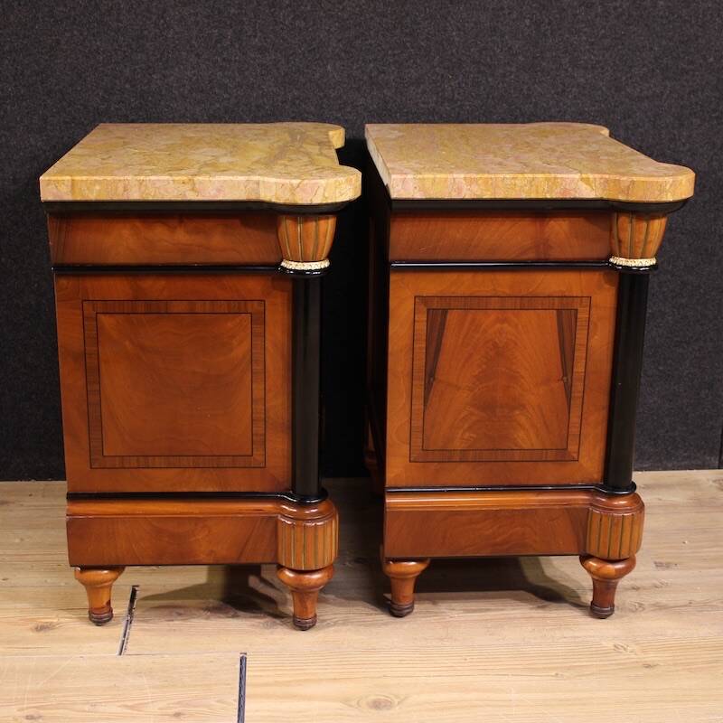 Paire de tables de chevet italiennes du 20e siècle avec plateau en marbre.