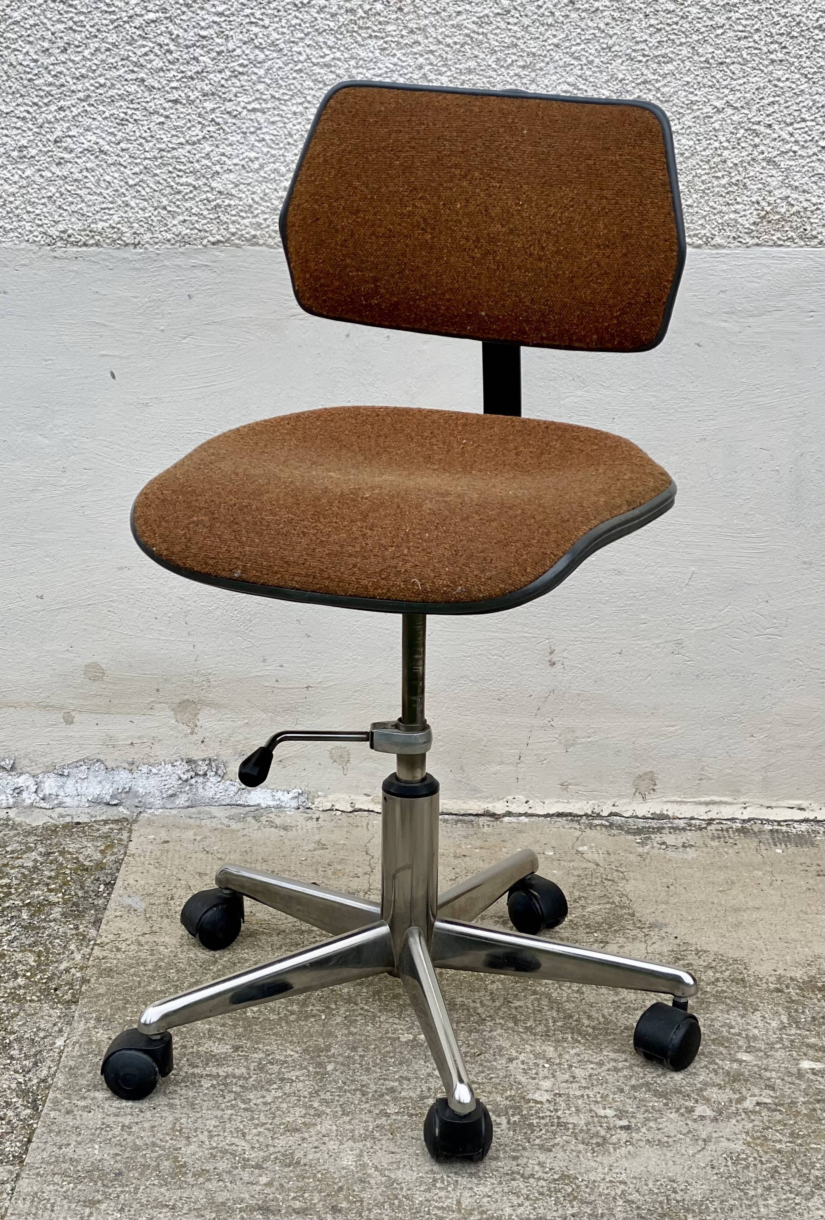 Vintage 1980 adjustable swivel office chair on wheels