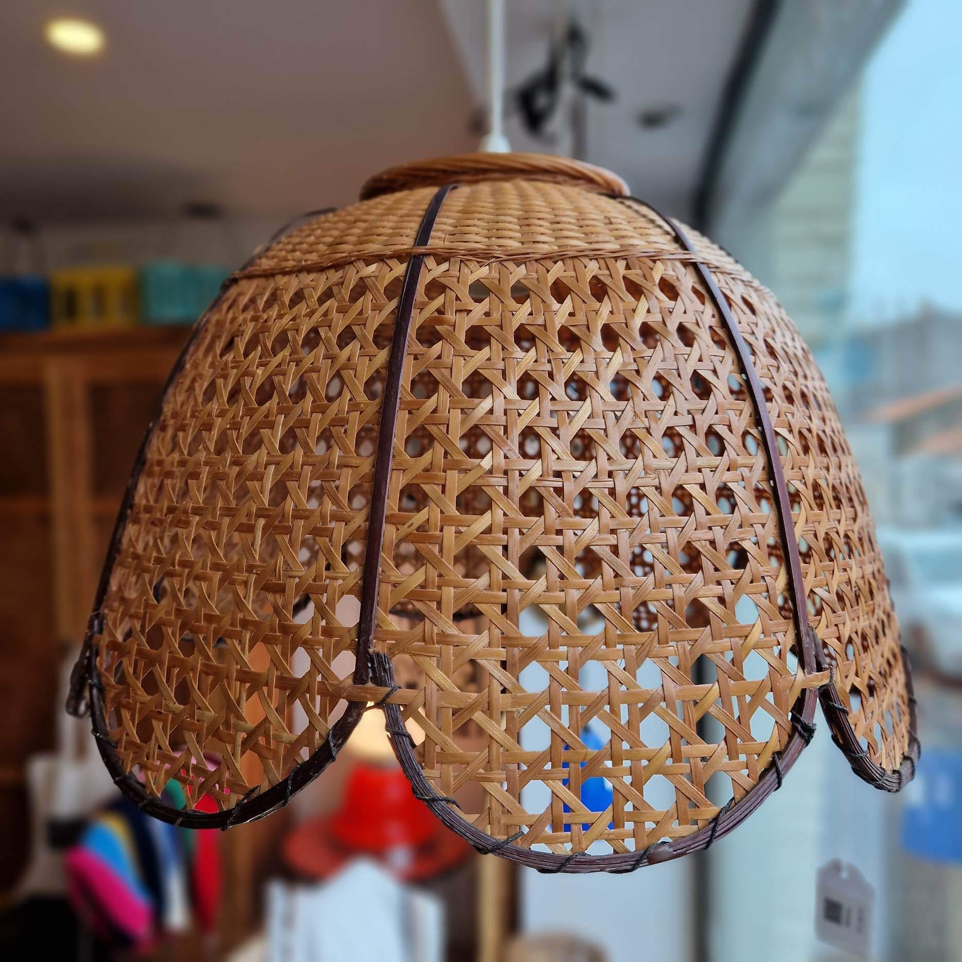 Flower suspension in rattan and wicker