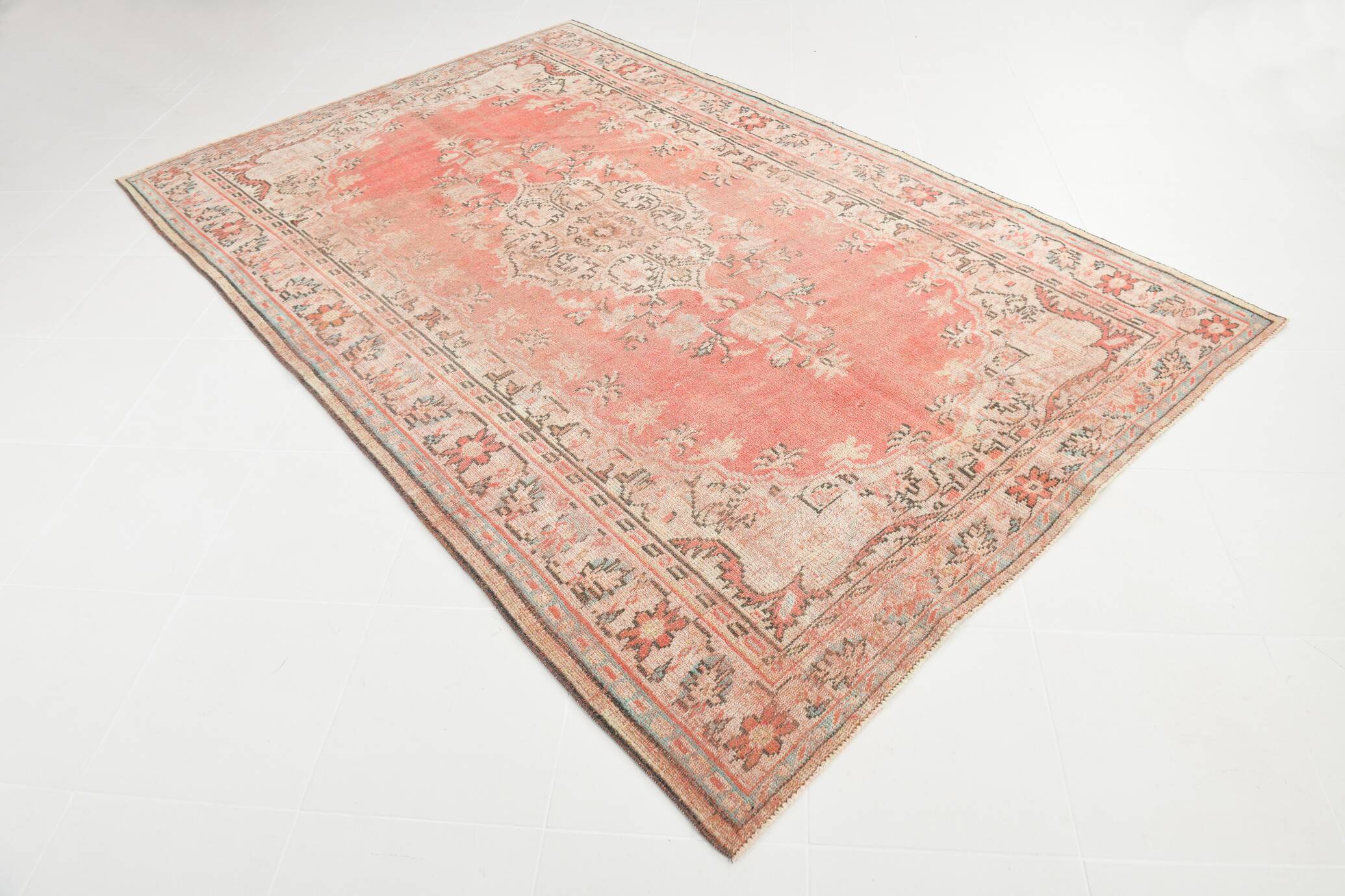 Tapis Anatolien Vintage Fait Main en Laine, Tons Rose Fané, Beige & Bleu