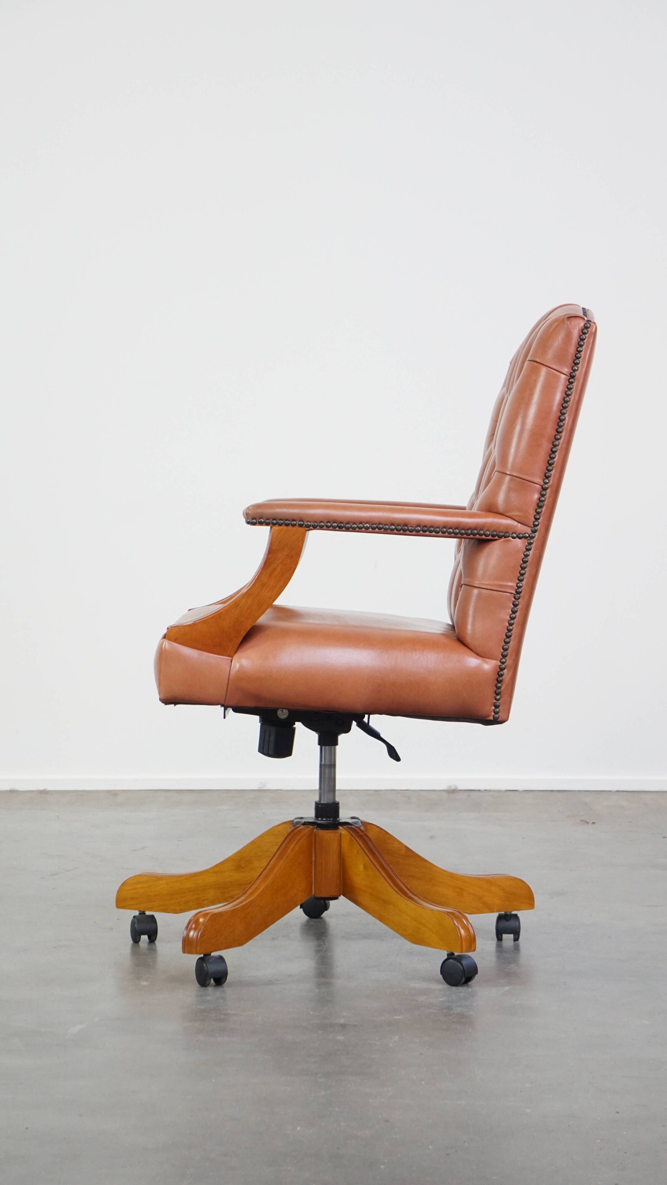 Height-adjustable leather English-style chesterfield office chair