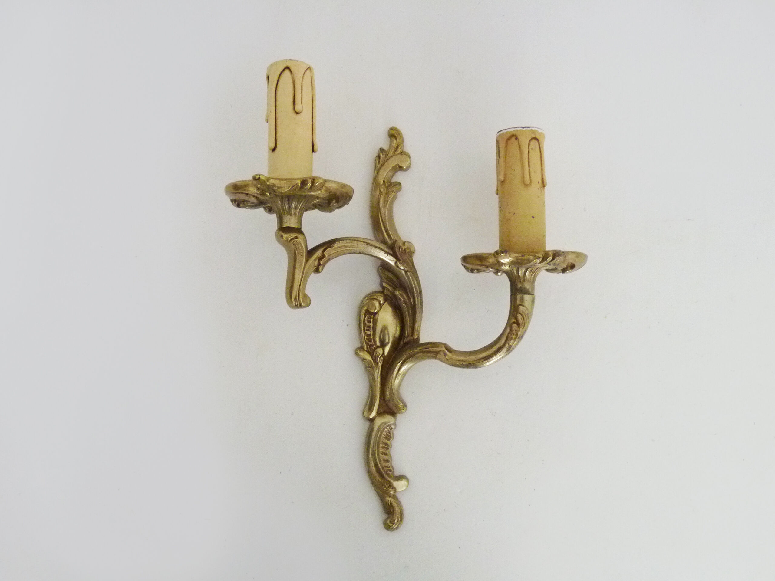 Antique double wall sconce in bronze, acanthus leaf design.