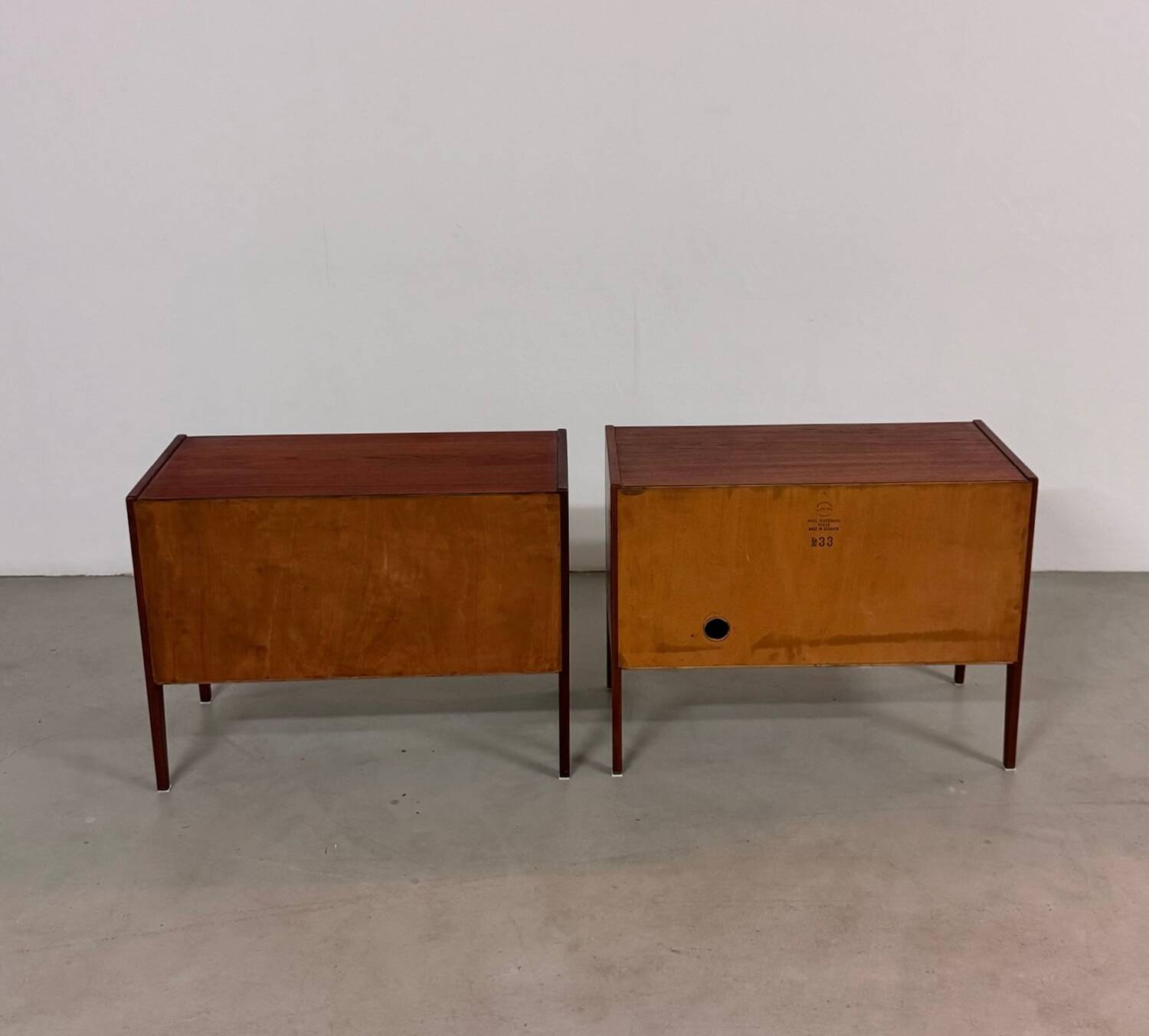 2x Teck Kai Kristiansen à côté des armoires années 1960