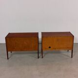 2x Teck Kai Kristiansen à côté des armoires années 1960