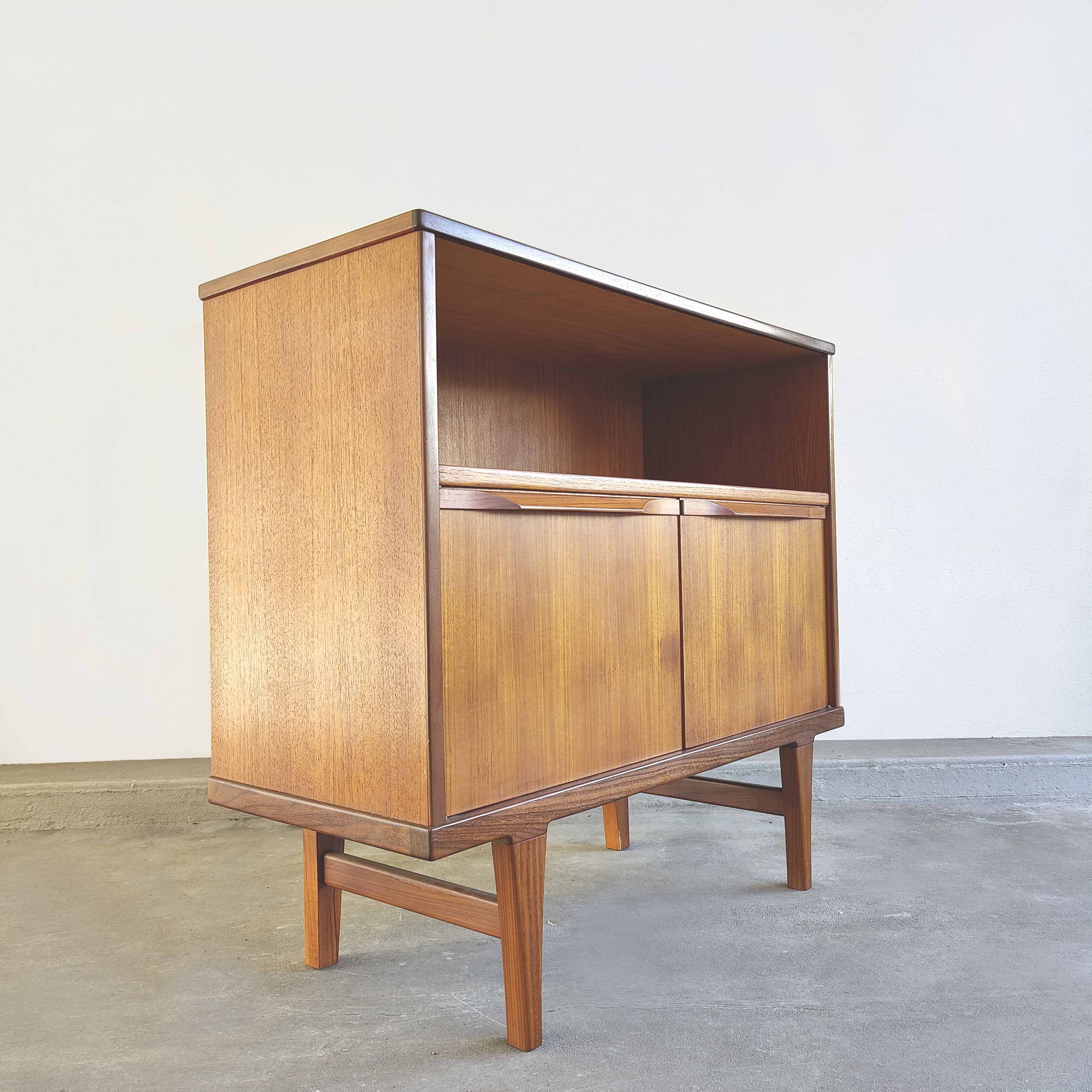 Small Scandinavian row