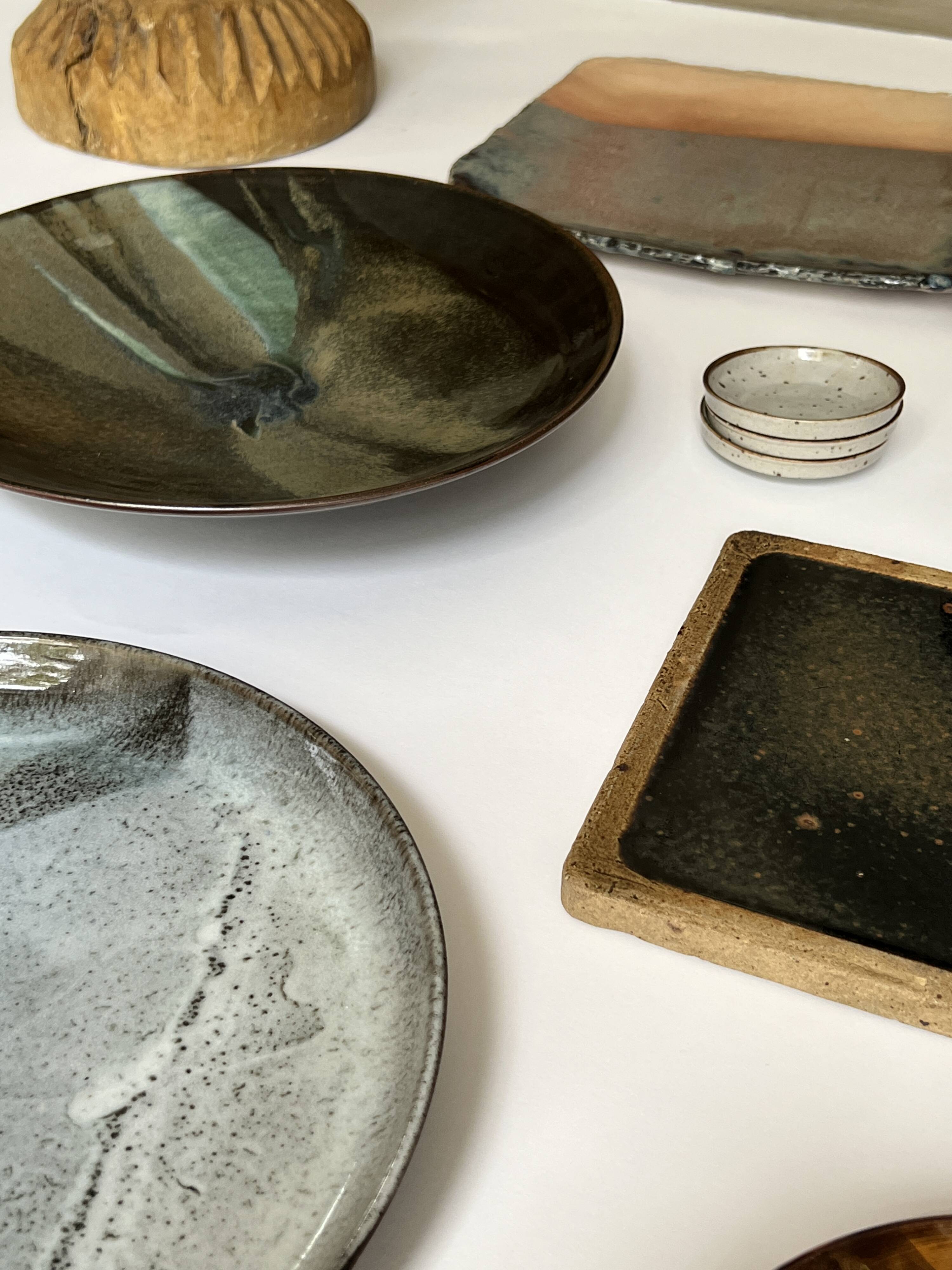 Grand plat en céramique émaillée fait main et signé PM, France 1970