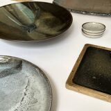 Grand plat en céramique émaillée fait main et signé PM, France 1970