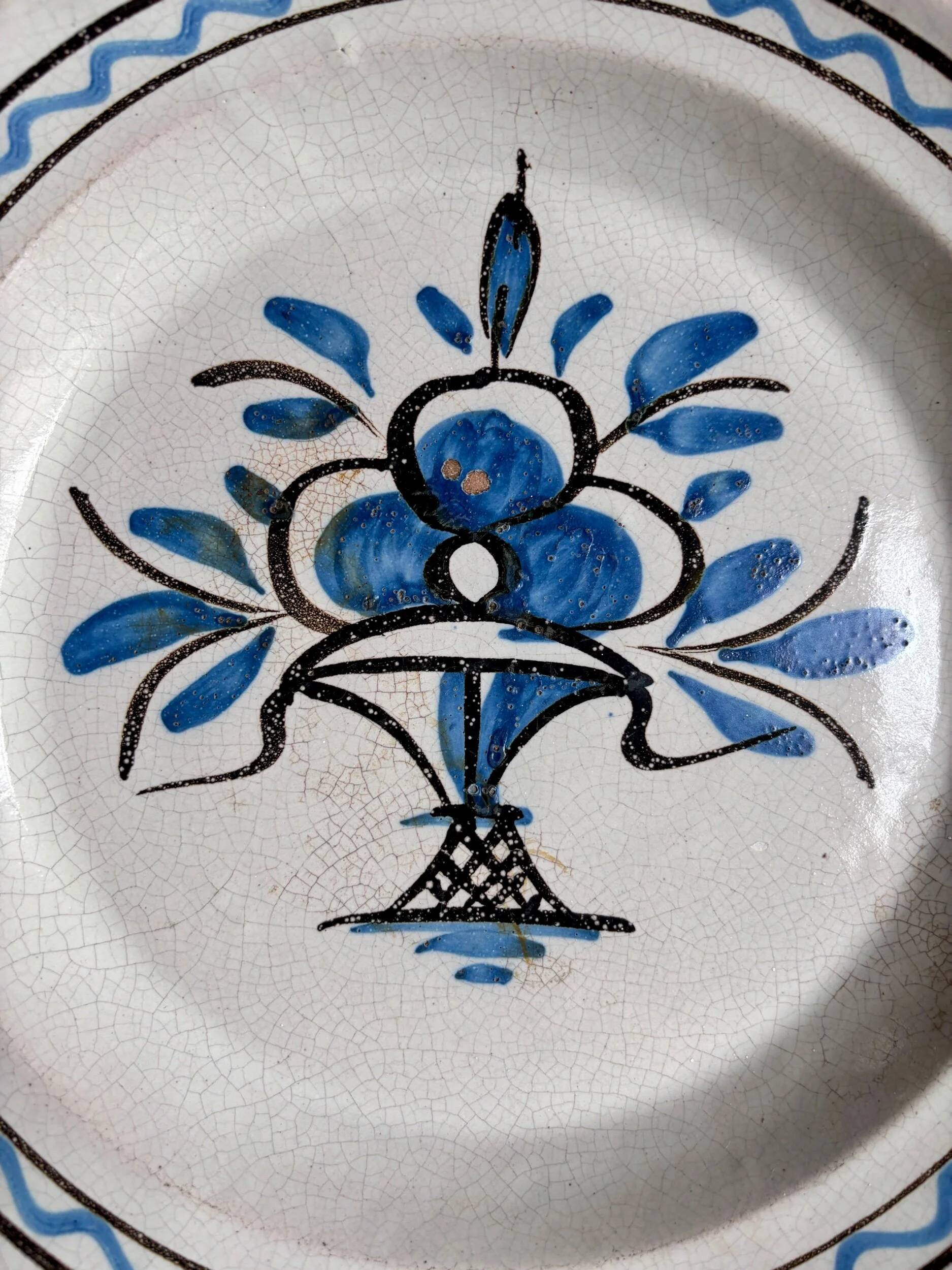 Round dish, black bottom in glazed terracotta