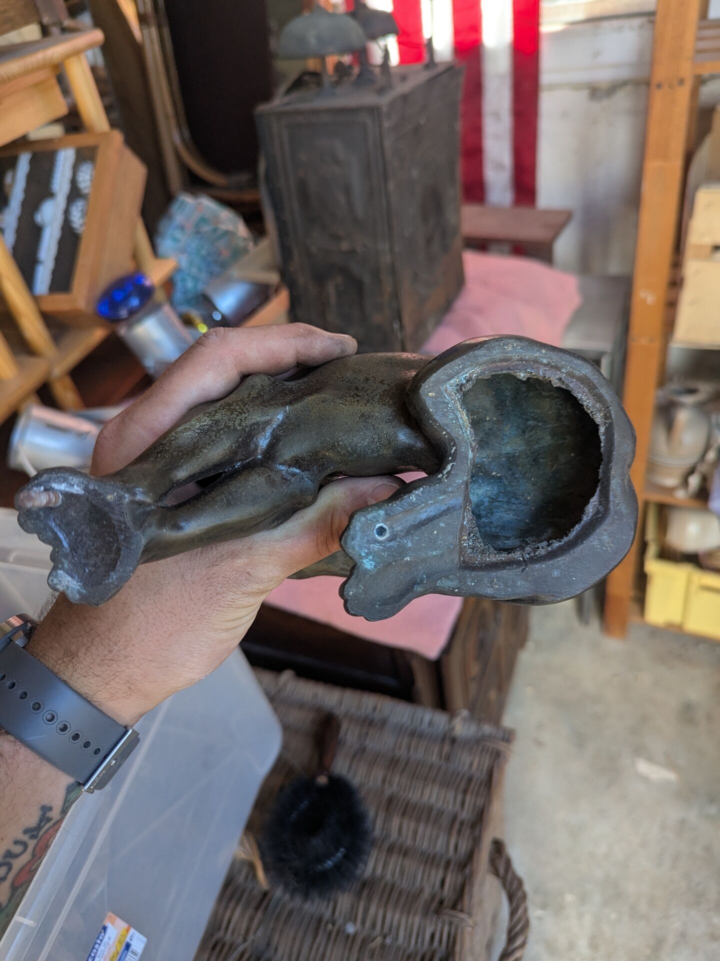Art Deco Panther in patinated cast iron on a base of onyx and black marble