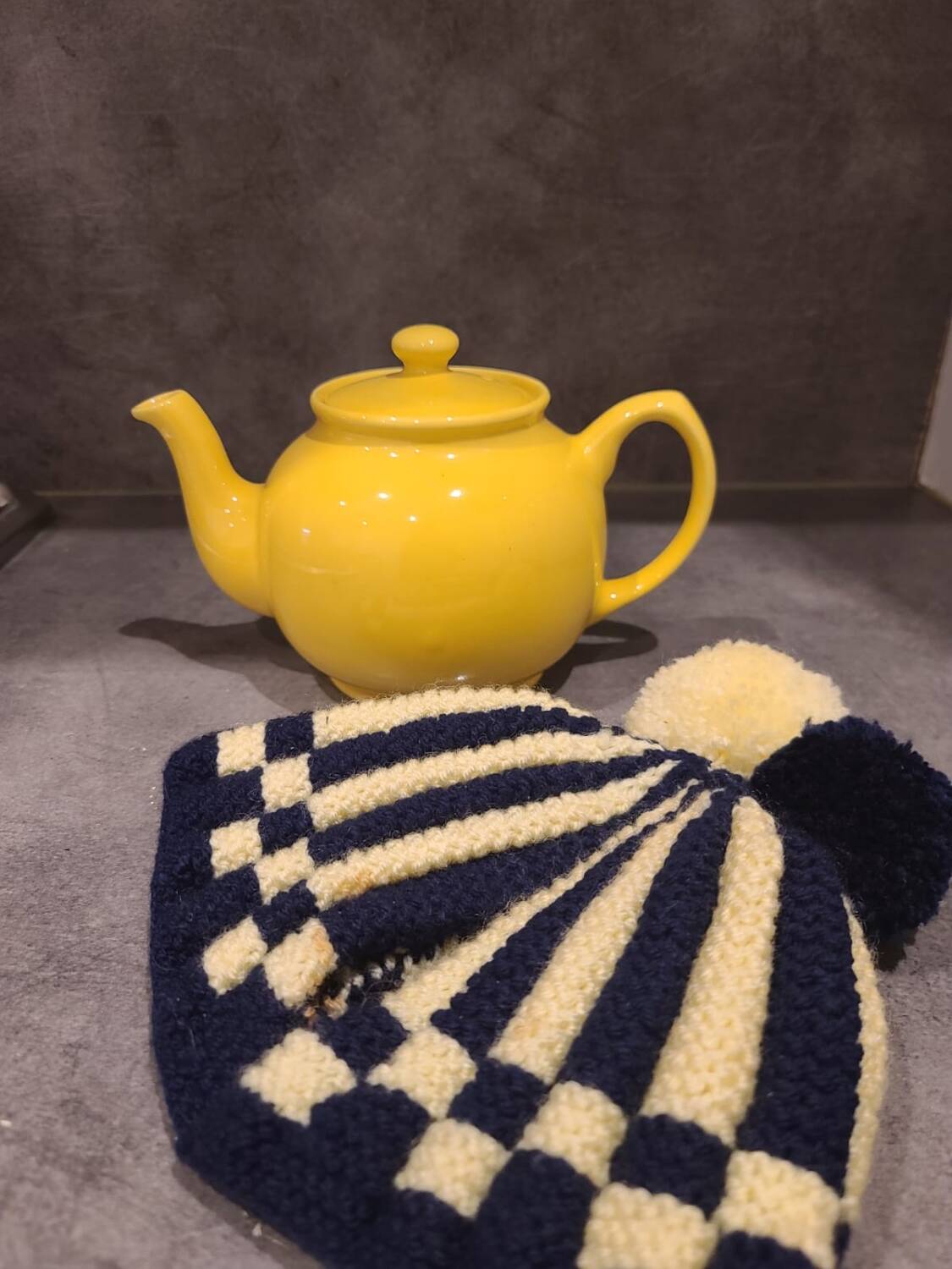 Vintage ceramic teapot blank England sunny yellow glossy ANGLETE with sock