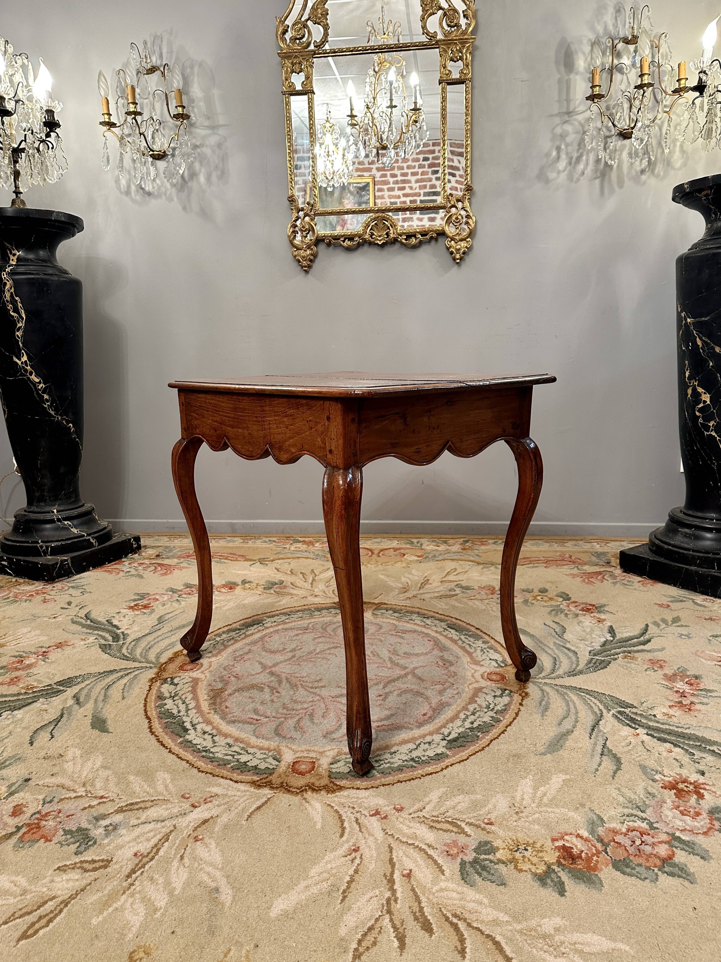 Middle table in walnut period Louis XV around 1730