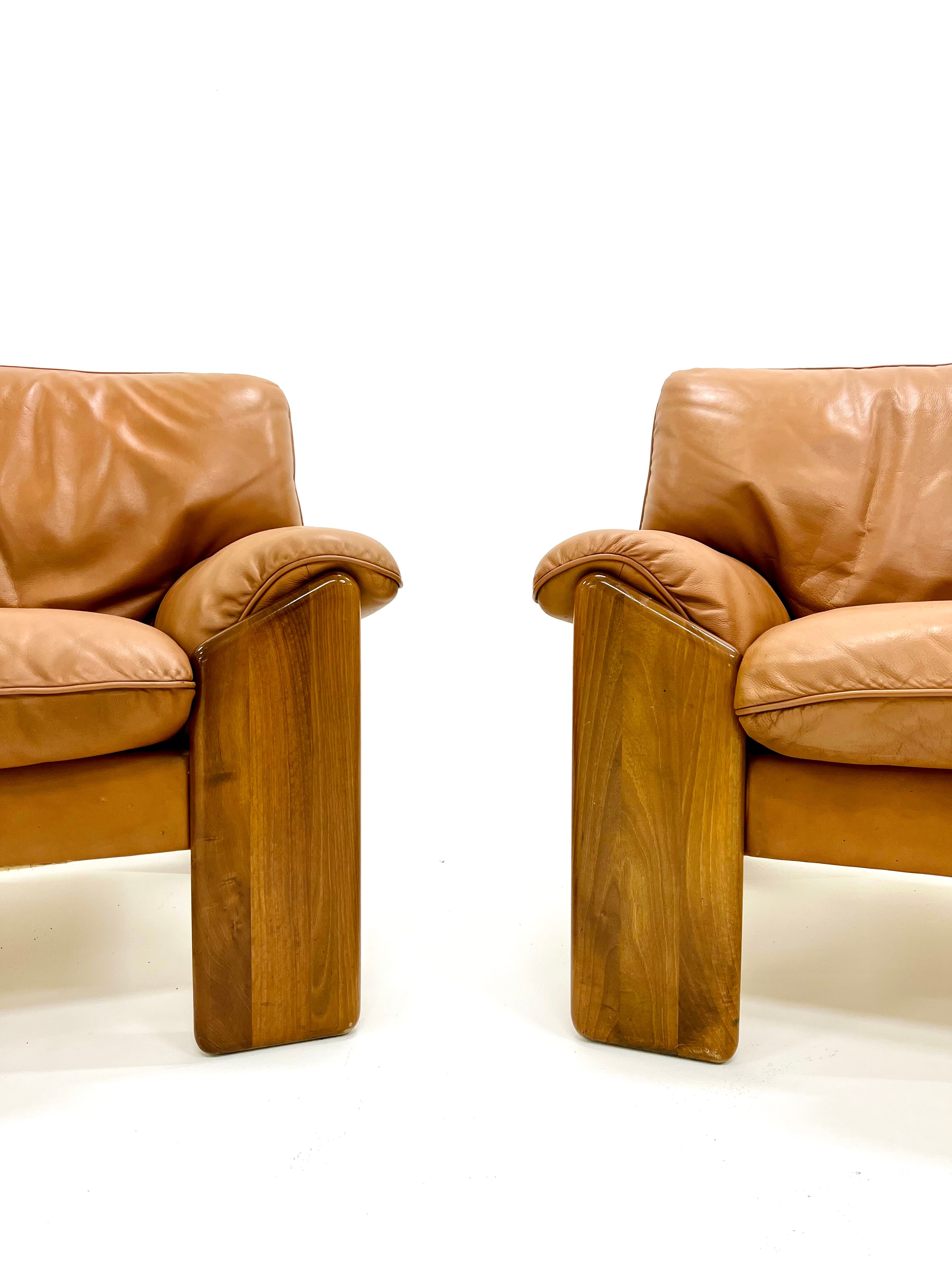 Pair of leather armchairs by Sapporo for Mobil Girgi, italy 1970s