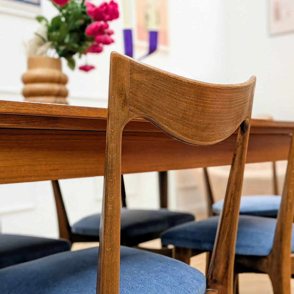 Set of 6 Scandinavian chairs in oak and blue fabric.