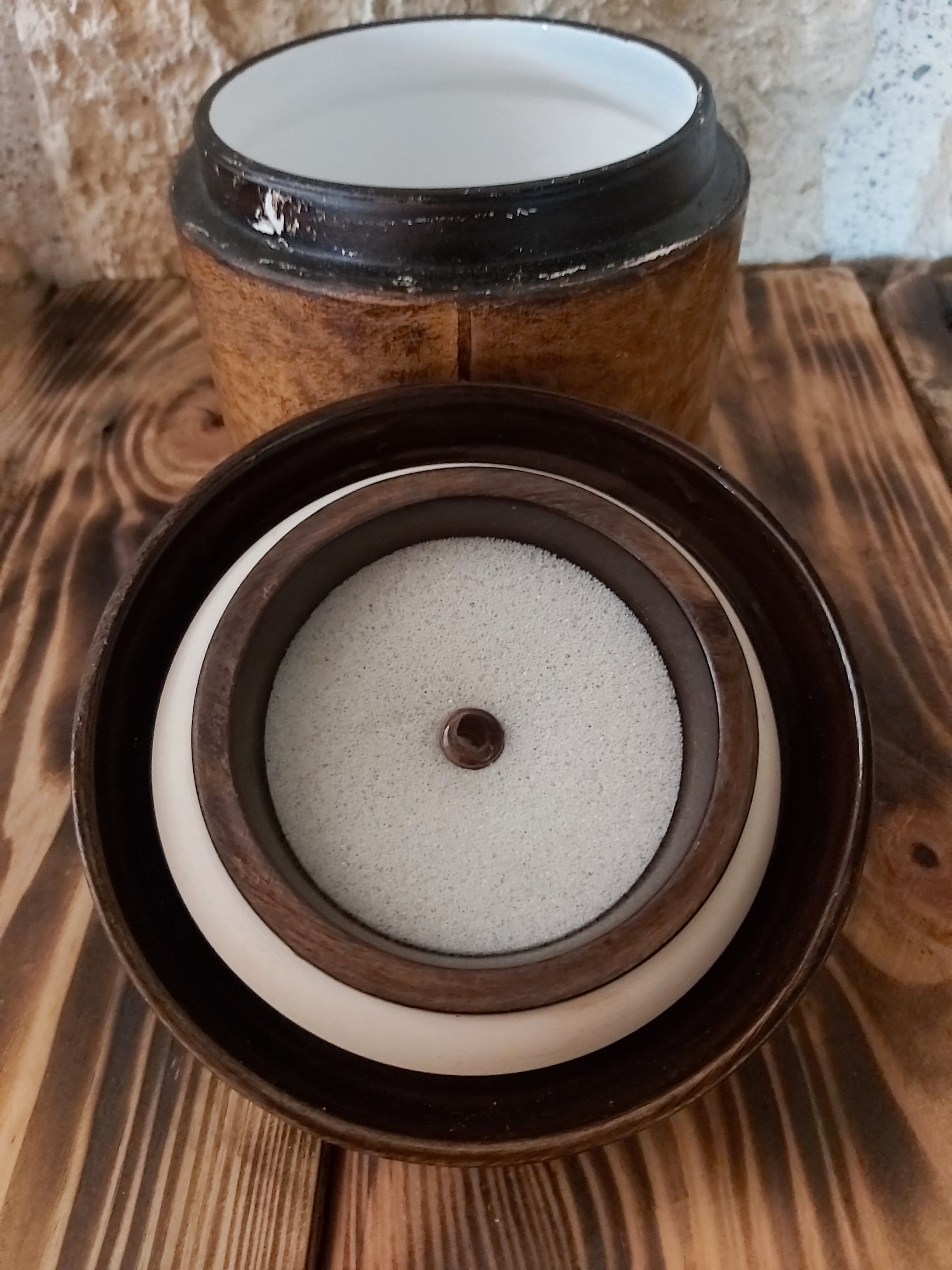 Tobacco pot with humidifier