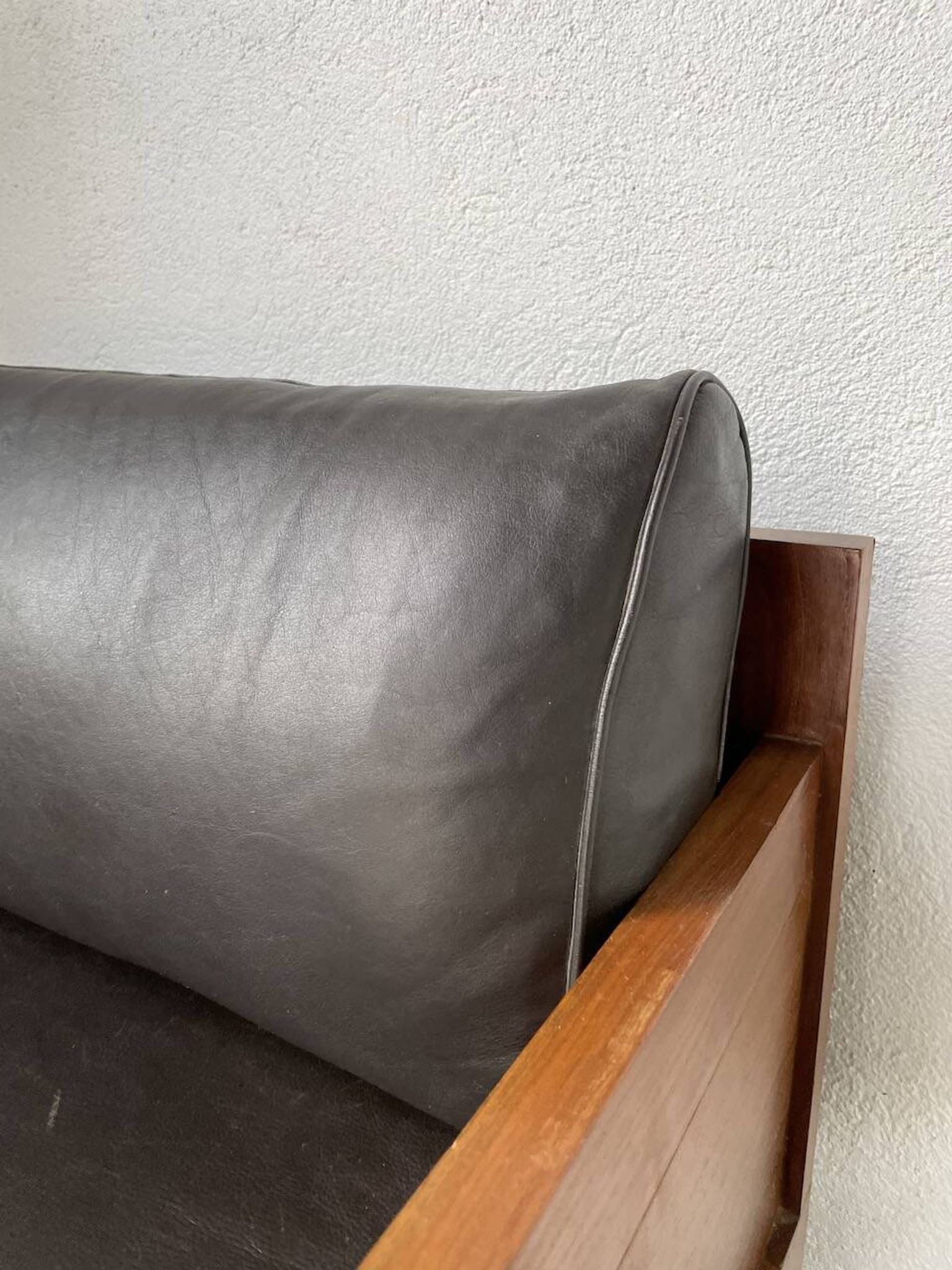 Fauteuil moderniste bois exotique et cuir
