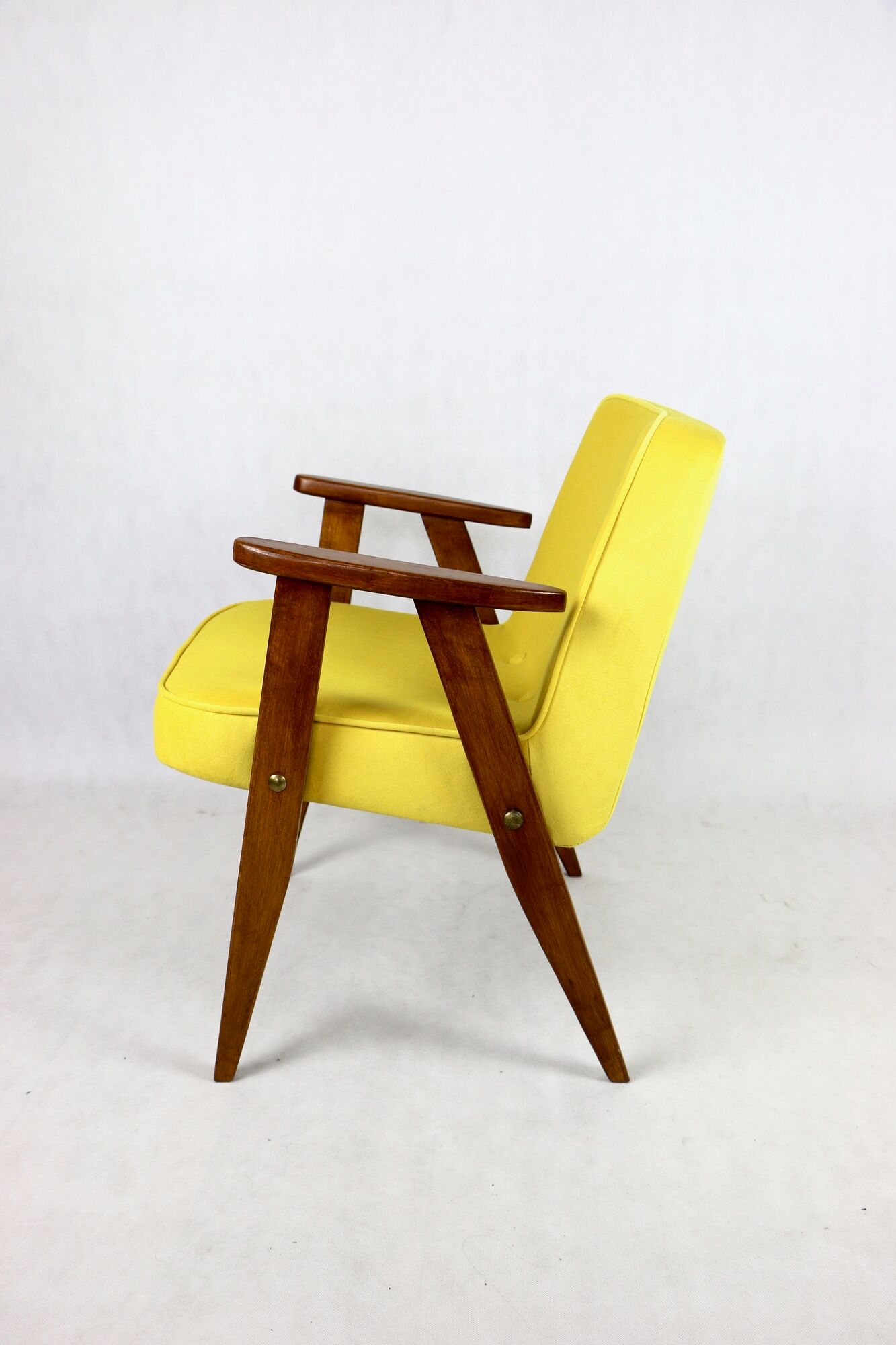 Fauteuil 366 en velours jaune de Józef Chierowski, années 1970