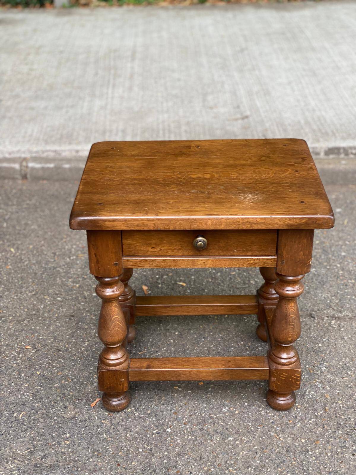 Tabouret table de chevet espagnole en chêne massif années 50