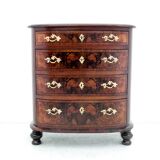 Commode antique, Europe du Nord, vers 1900.