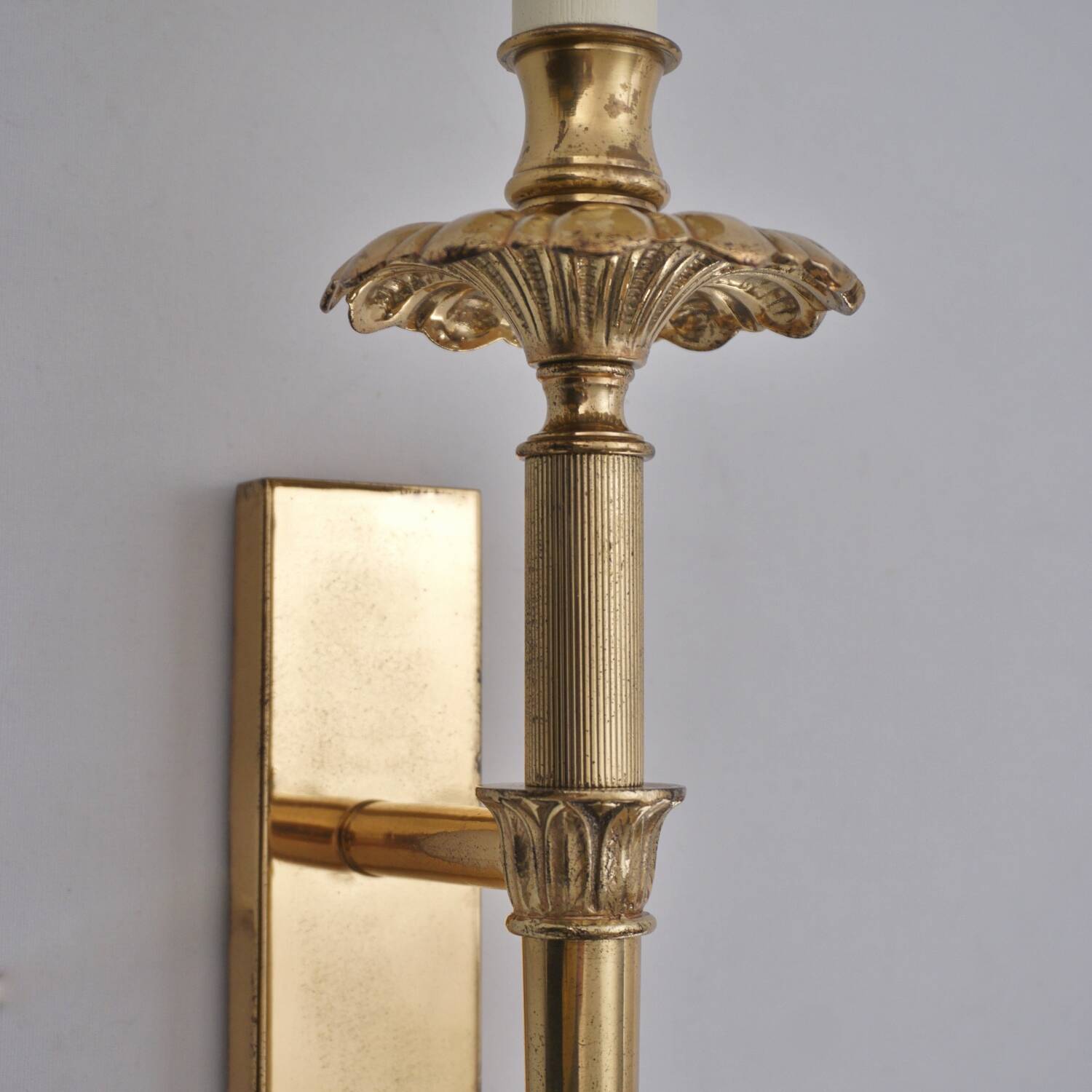 Paire de lampes murales en laiton de style néoclassique, acanthe, années 1950 françaises.