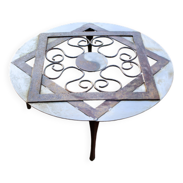 Outdoor iron table with yin yang decoration