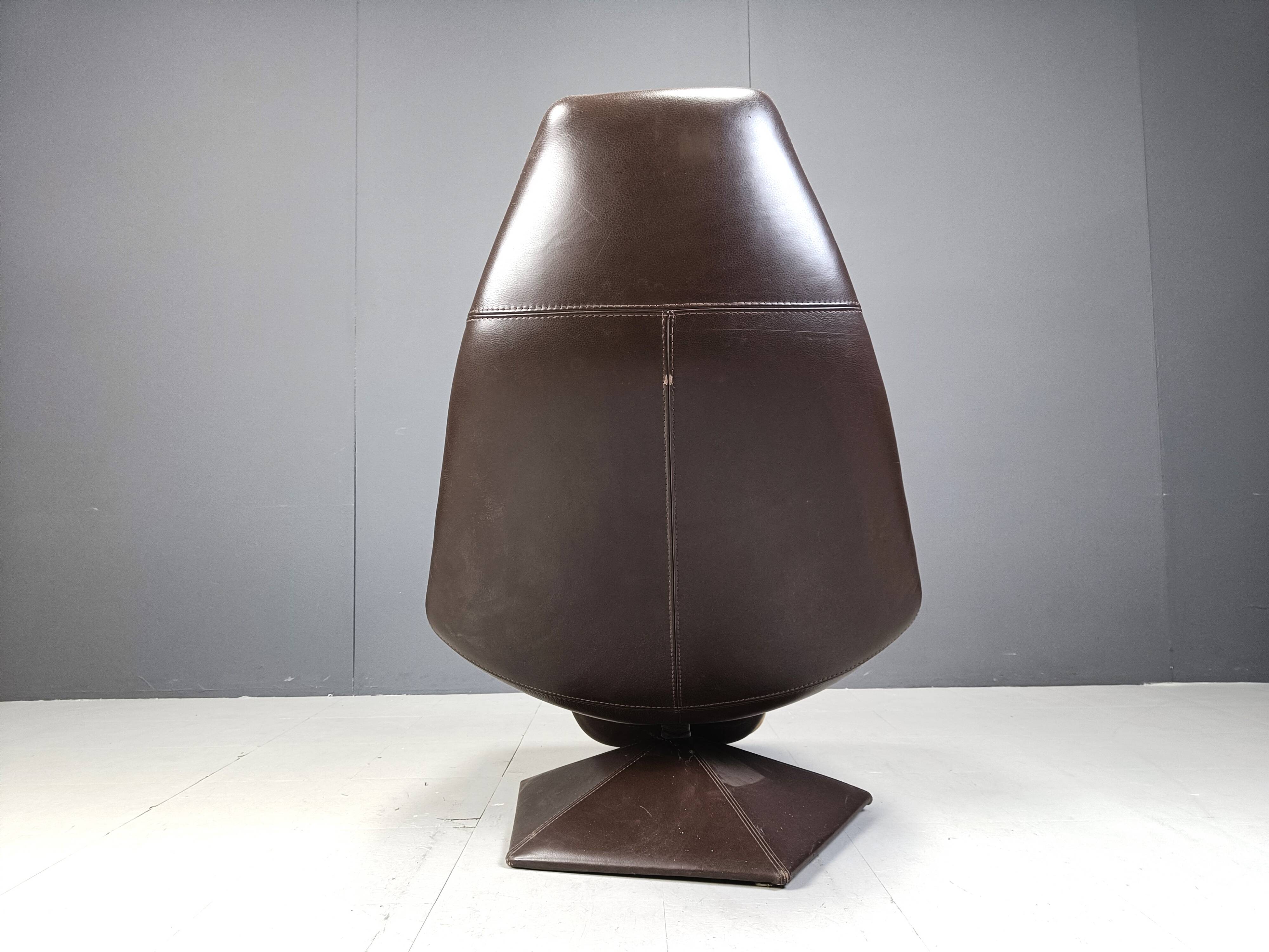 Chaise pivotante vintage en cuir avec ottoman, années 1970