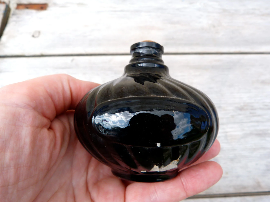 Ink bottle 1900 in black glass