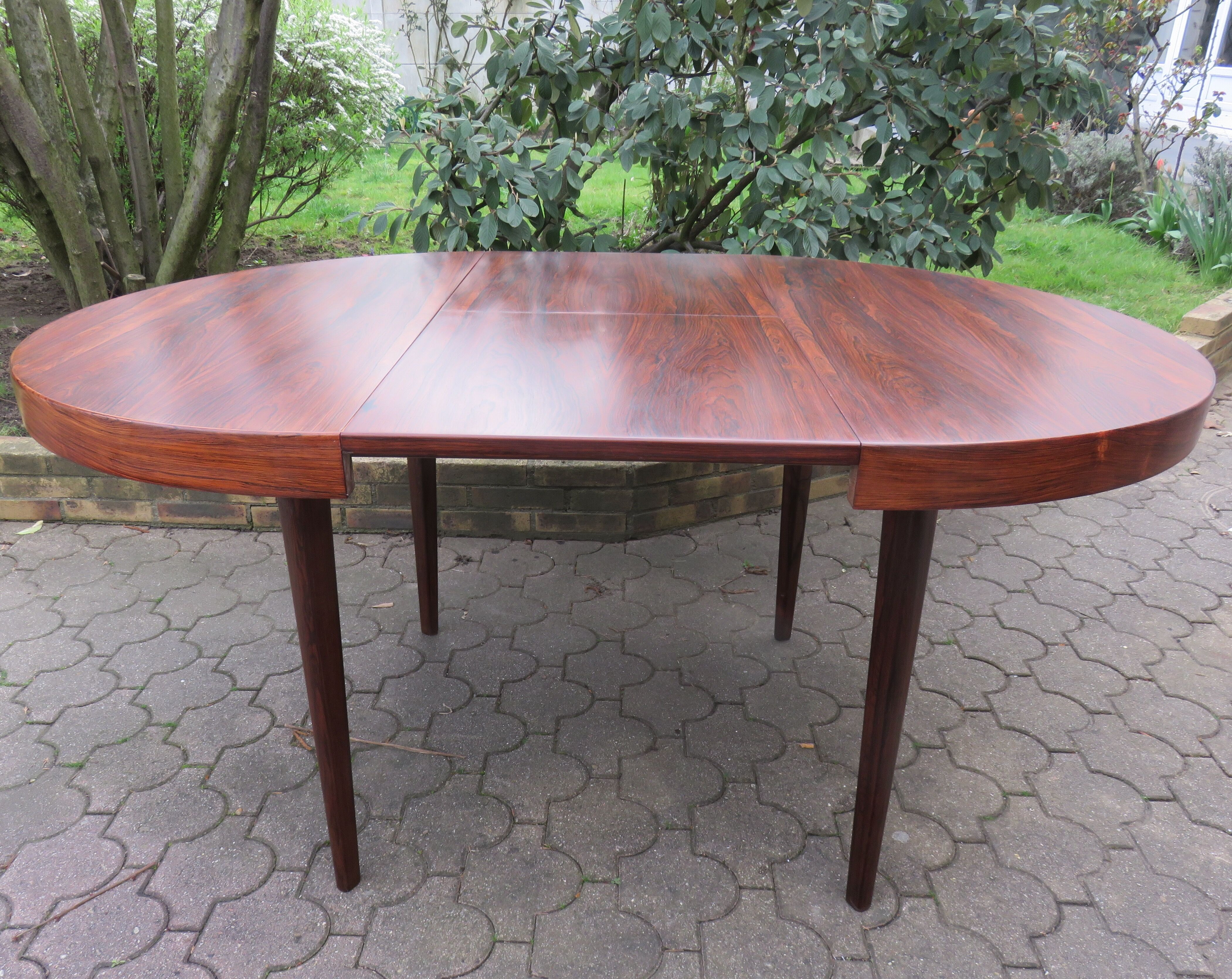 Round table with integrated extensions, rosewood. 1970