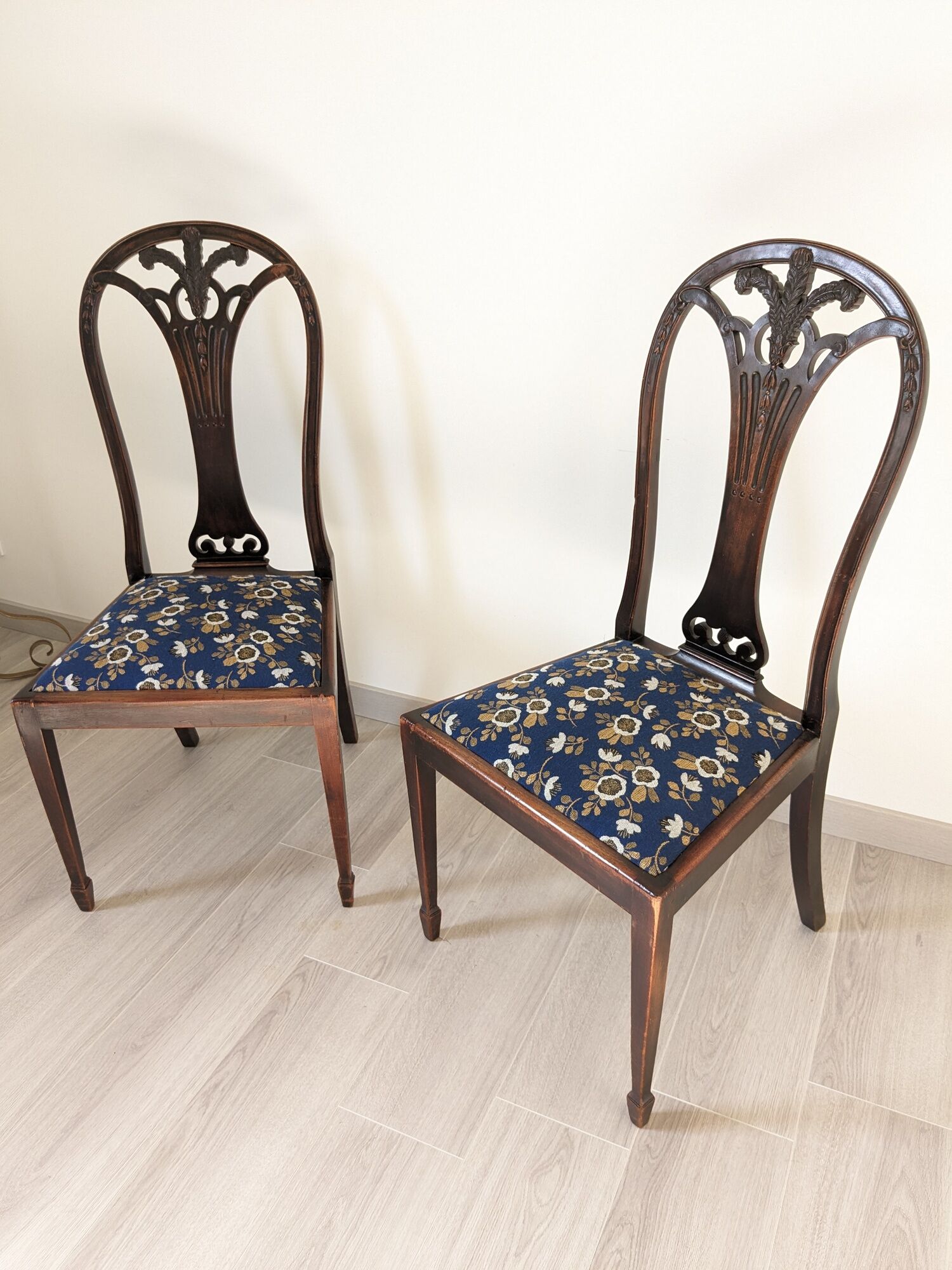 Pair of English Sheraton chairs in mahogany early twentieth century