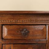 Armoire belge à une porte sculptée à la main du XVIe siècle en chêne massif