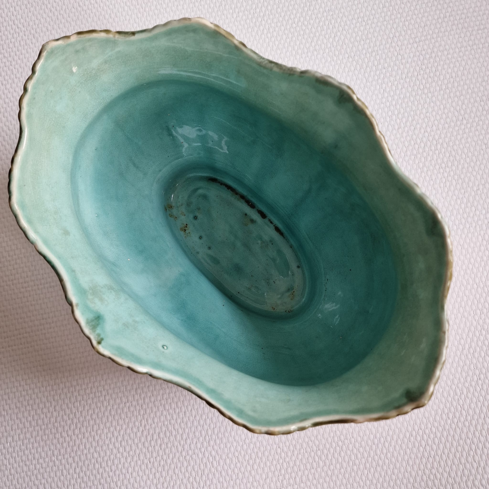 Onnaing planter in Majolica floral pattern with strawberry-shaped accents - France 1900