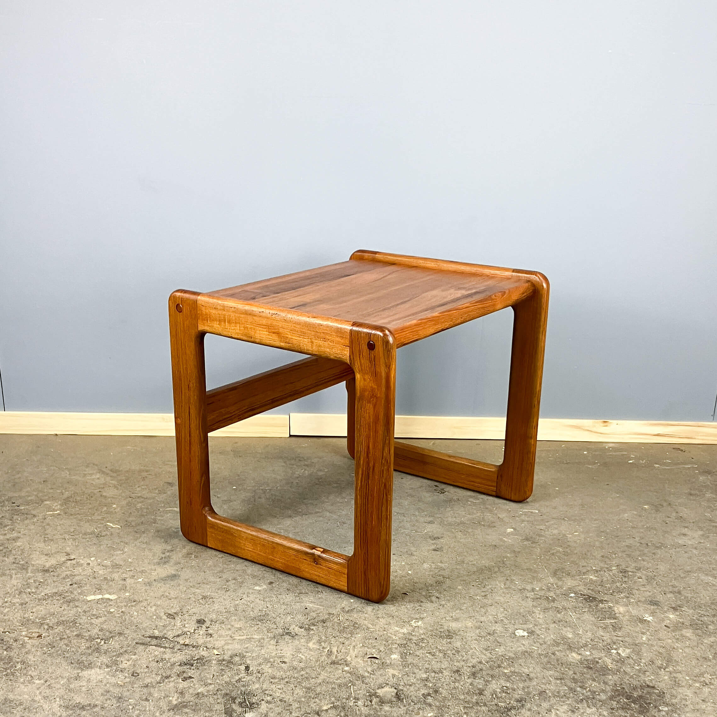 Table d'appoint, teck massif, années 1960