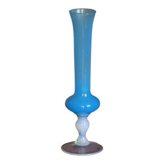 Vase en opaline bleu