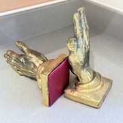 Paire de serre-livres vintage en bronze formant mains en prière dorées