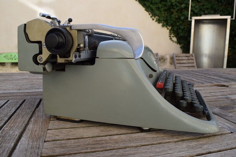 Hispano olivetti typewriter