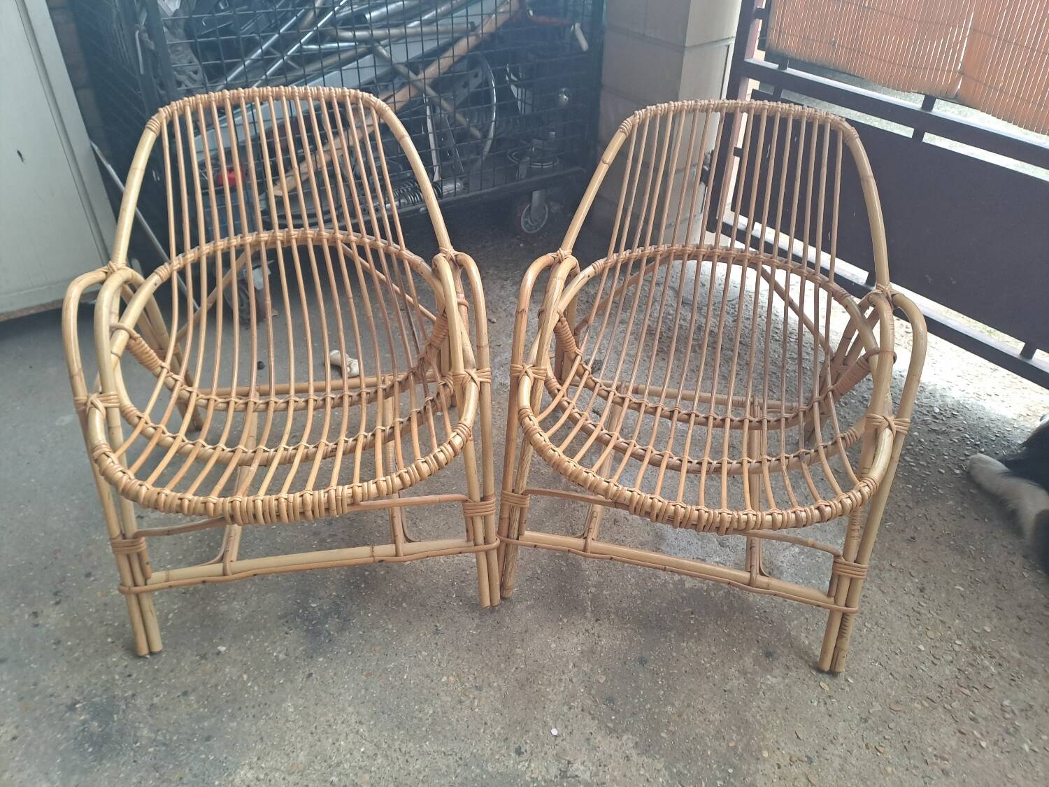 2 rattan armchairs