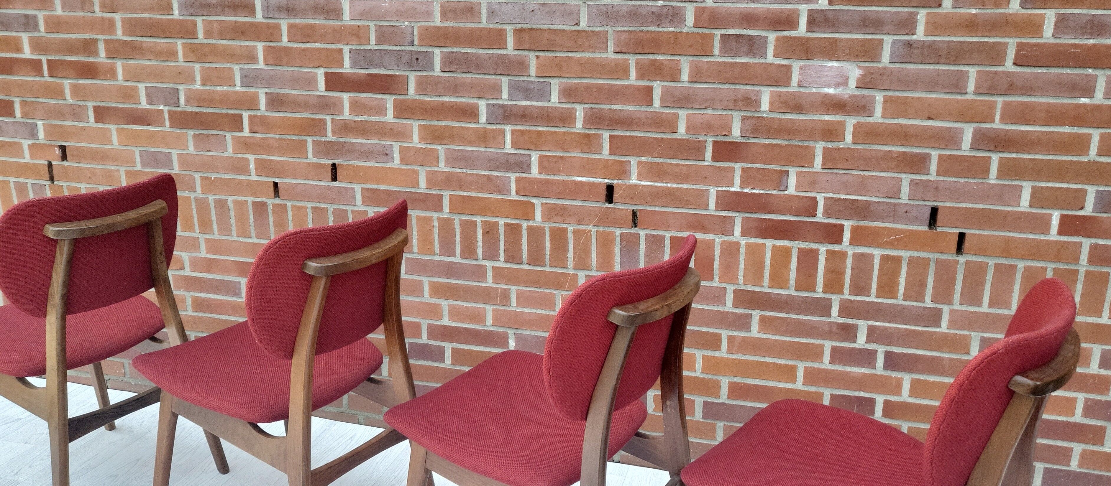 Lot of 4 middle century chairs