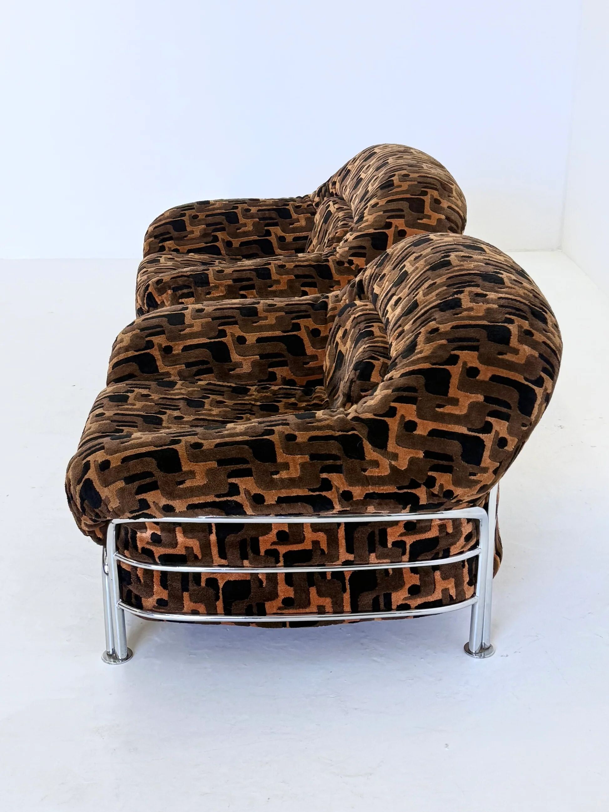 Vintage Italian lounge chairs with tubular frame